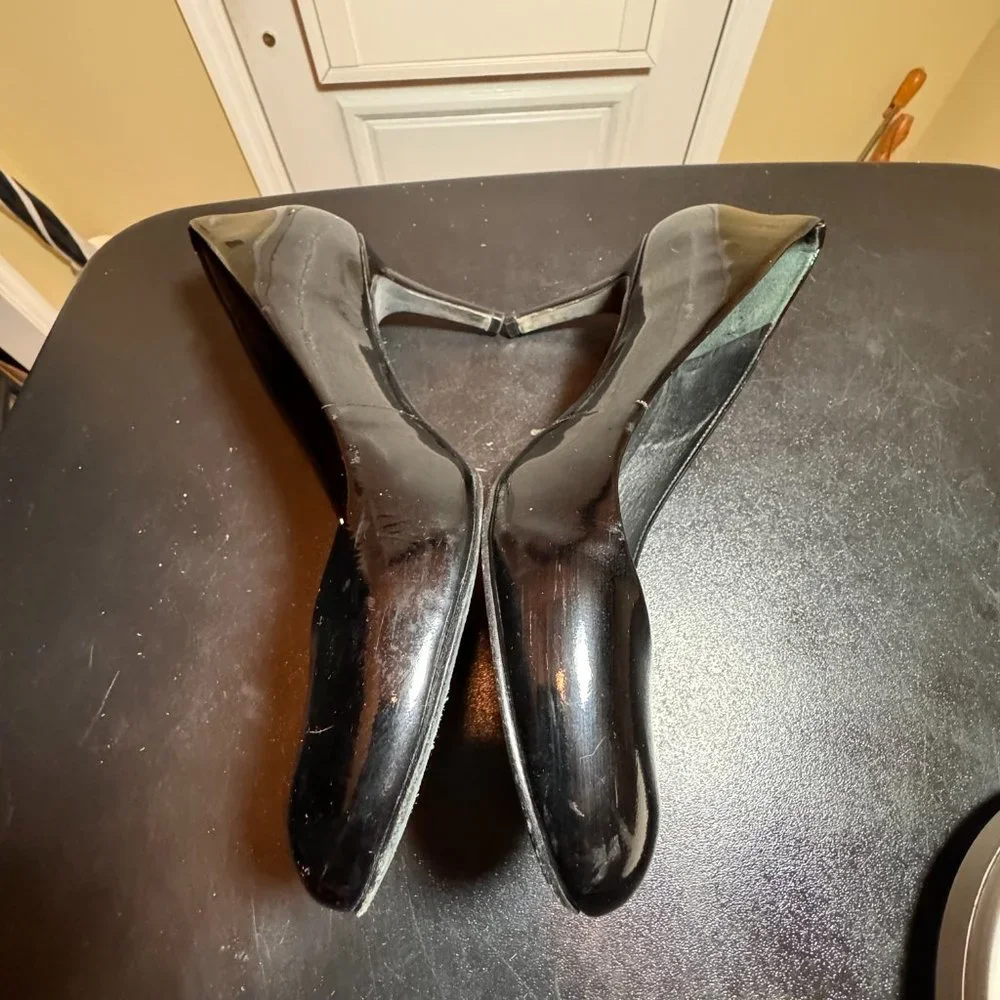 Tory Burch size 10 balck patent leather pumps